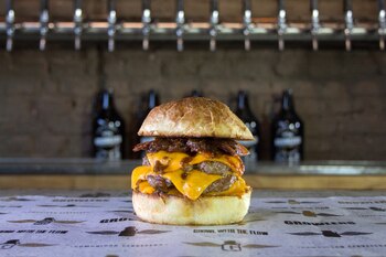 Growlers, la cervecería ofrece hamburguesas