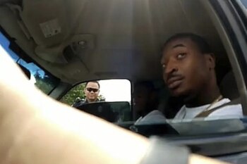 El oficial apuntó hacia Terry