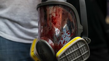 Una mascara antigás salpicada de