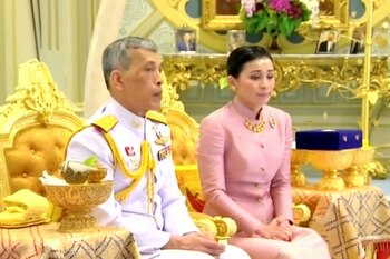 Maha Vajiralongkorn junto a su