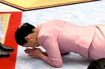 La mujer aparece parada detrás