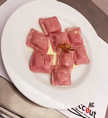 Ravioles de verdura con masa de remolacha, uno de los platos más pedidos en Tacc Out