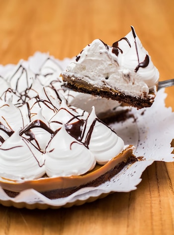 Brownie, dulce de leche y merengue italiano, una de las tortas de Celigourmet