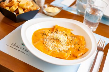 Raviolones con salsa y queso, según sus dueños, las estrella de la casa son las pastas