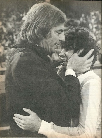 El abrazo luego del triunfo. Menotti consuela a Jorge Olguín, que llora emocionado tras coronarse campeón en 1978.