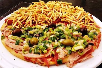 Pizza sin T.A.C.C con dos sabores, unos de los platos que más salen en la pizzería de Liniers