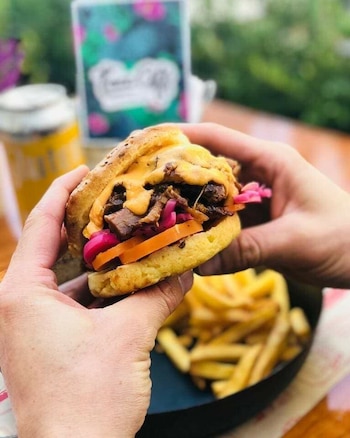 Sándwich de bondiola ahumada y encurtidos en pan de hamburguesa sin gluten