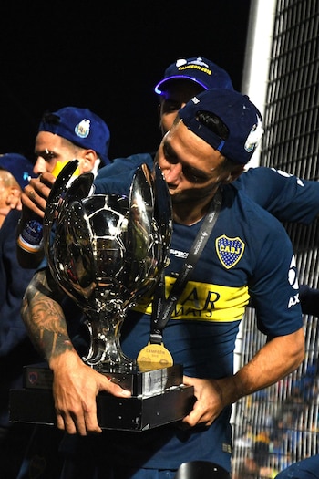 Mauro Zárate besa la Copa y detrás de su mano se ve la placa que identifica a River campeón 2018 (Télam)