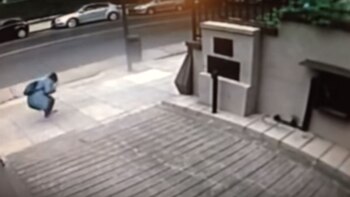 Una joven encuentra el sobre