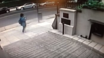 La joven continúa su camino