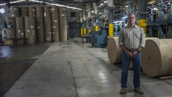 Álvaro Rivera, jefe de imprenta de La Prensa. Ya se acabó el papel regular de diario y ahora se está utilizando el de las revistas, hasta que se agote (Óscar Navarrete)