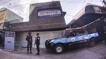 El régimen de Ortega tomó las instalaciones del canal de TV 100%noticias. Una patrulla de la Policía permanece en las instalaciones desde hace más de cuatro meses. (Óscar Navarrete)