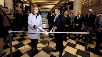 El empresario Guillermo Whpei junto a la intendenta de Rosario, Mónica Fein, inauguran el Museo Internacional para la Democracia. Foto: Gentileza Fundación para la Democracia.