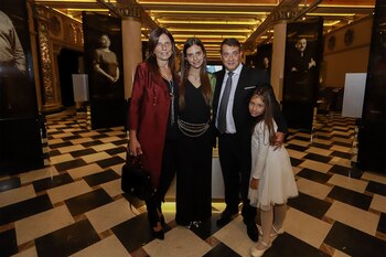 Whpei junto a su esposa, Susana Perraud, y sushijas, Delfina y Guillermina. Foto: Gentileza Fundación para la Democracia.