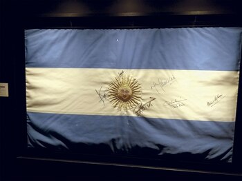Bandera argentina expuesta en el Museo. Tiene la firma de los presidentes de la Democracia, desde Raúl Alfonsín hasta Mauricio Macri. Foto: Gentileza Fundación para la Democracia.