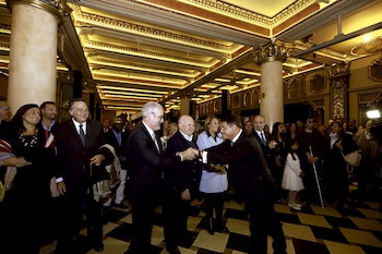 Whpei saluda a los embajadores de Cuba y Palestina y al Secretario de Derechos Humanos del Uruguay, presentes en la inauguración. Foto: Gentileza Fundación para la Democracia.