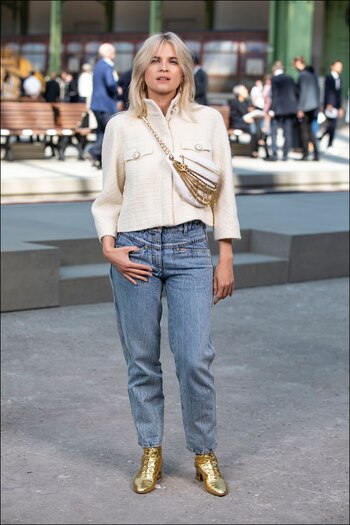 Cecile Cassel con detalles dorados.