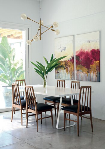 Dueño de una simpleza absoluta, el comedor hace foco en en díptico que aporta la nota de color.
