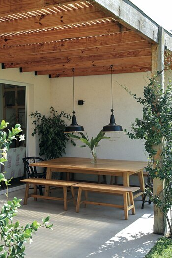 La madera de petiribí fue la elegida para el comedor de exteriores, que se completa con un par de sillones Mar Del Plata.