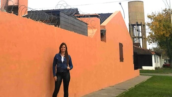 Alejandra Taborda, con el tanque de agua presuntamente contaminada detrás