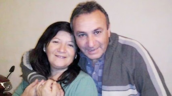 Isabel Arias, junto a su marido, poco antes de su muerte por un cáncer en el cerebro