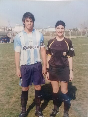 Brian, en tiempos de las inferiores de Racing, junto a la jueza Salomé Di Iorio.