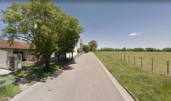 La calle Corallini, que divide Santa Julia del campo; de fondo el tanque de agua sospechoso
