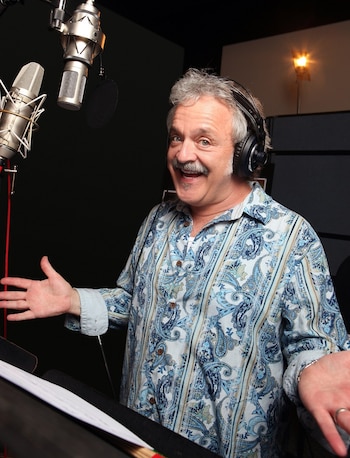 Cummings, grabando su voz para