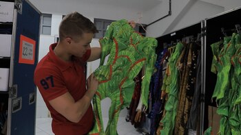 Kilian Mongey interpreta a uno de los grillos que realizan uno de los más impactantes actos en show “OvO”
