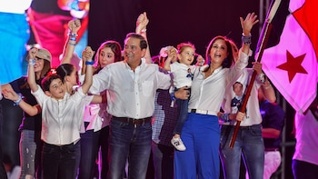 El candidato presidencial panameño Laurentino Cortizo, del Partido de la Revolución Democrática (PRD), y su esposa Yazmin de Cortizo, saludan durante el acto de clausura de campaña en la ciudad de Panamá (Luis ACOSTA / AFP)