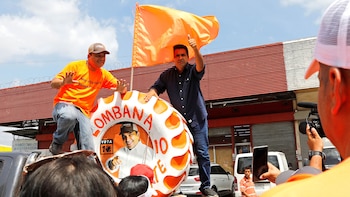 El candidato presidencial independiente Ricardo Lombana hace un gesto a los residentes de un barrio en una caminata de campaña en la Ciudad de Panamá el 29 de abril (REUTERS/Carlos Jasso)