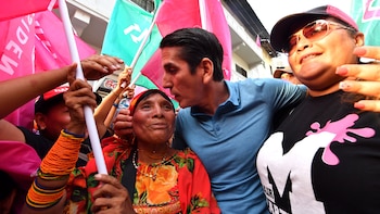 El candidato Rómulo Roux, del Partido Cambio Democrático, saluda a sus seguidores durante su acto de clausura de campaña en la Ciudad de Panamá (Luis ACOSTA / AFP)