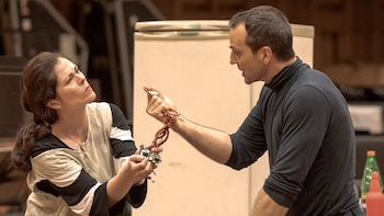 Sarah Jane McMahon (Stella) y David Adam Moore (Stanley Kowalski) durante un ensayo de “Un tranvía llamado Deseo” en la Sala Bicentenario del TC. Fotos: Arnaldo Colombaroli