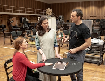 La directora de escena Rita Cosentino junto a Sarah Jane McMahon y David Adam Moore