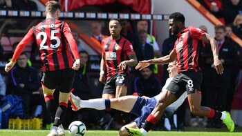 El momento en el que Foyth va al piso y le propina un planchazo a su rival (Foto: AFP)