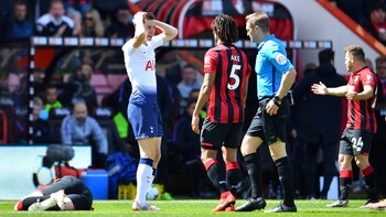 El joven central sumó su primera expulsión en el Tottenham (Foto: REUTERS)