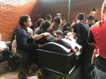 Sus amigos y familiares acudieron al velorio en las antiguas capillas crematorias del Cementerio del Este | Foto: Veda Everduim