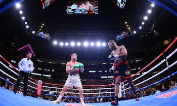 Canelo se impuso en las tarjetas en fallo unánime (Foto: Reuters)
