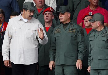 Maduro conversa con Padrino en un evento de abril (Reuters)
