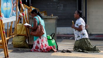 Mujeres católicas de Sri Lanka rezan frente al templo de San Antonio, una de las iglesias atacadas en el Domingo de Resurrección (Reuters)
