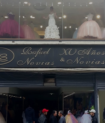 Carmen en un aparador en