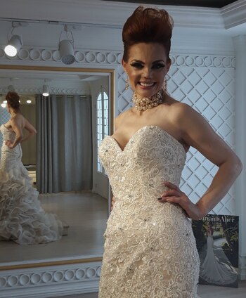 Carmen luciendo el diseño de