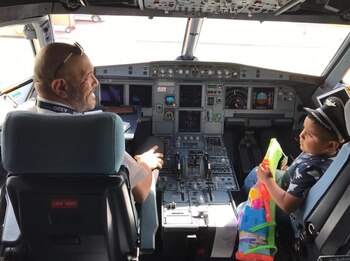 La aerolínea Viva Aerobus se ofreció a regalarles billetes al niño, sus padres y su hermano (Foto: Twitter @buenaventurahtl)