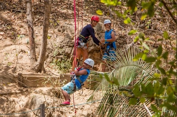El famoso Andrick se atrevió a tirarse en tirolina (Twitter @PuertoVallarta)