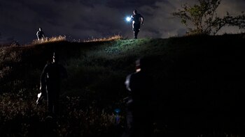 Oficiales durante la búsqueda de un cuerpo en San Pedro Sula. Desde el comienzo de este siglo, más de 2,5 millones de personas han muerto en la crisis de homicidios que afecta a América Latina y el Caribe (Tyler Hicks/The New York Times)