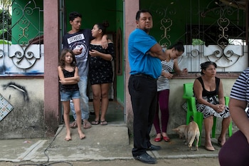 Daniel Pacheco, al centro, es un pastor evangélico de San Pedro Sula y buscó negociar una tregua entre la Casa Blanca y la MS-13 (Tyler Hicks/The New York Times)