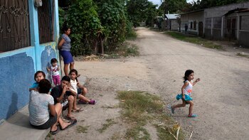 Muchos de los barrios que las pandillas se pelean en San Pedro Sula tienen calles sin pavimentar y casas viejas (Tyler Hicks/The New York Times)