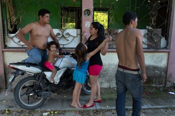 Anner, a la izquierda, no formaba parte de Casa Blanca pero creció con sus miembros y fue testigo de la historia sangrienta del grupo por sus enfrentamientos con otras pandillas (Tyler Hicks/The New York Times)