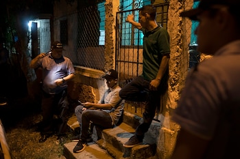 Oficiales de policía que investigaban un incidente en San Pedro Sula. En 2017, la policía diezmó las filas de Casa Blanca al encarcelar a muchos miembros (Tyler Hicks/The New York Times)