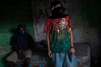 Miembros de Barrio 18, una pandilla que en el pasado tuvo algunos integrantes que ahora son de Casa Blanca (Tyler Hicks/The New York Times)